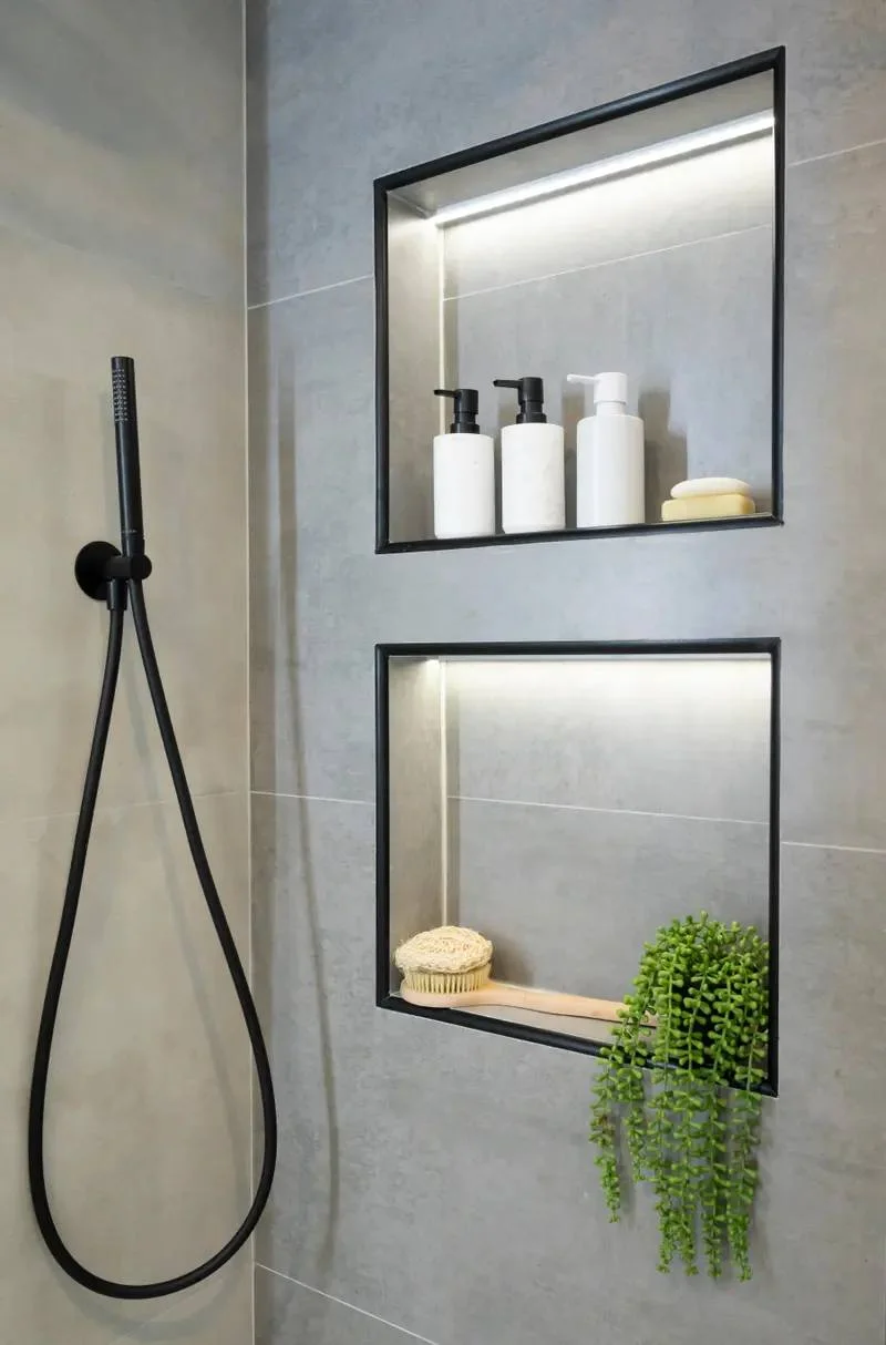 Baño con hornacinas iluminadas